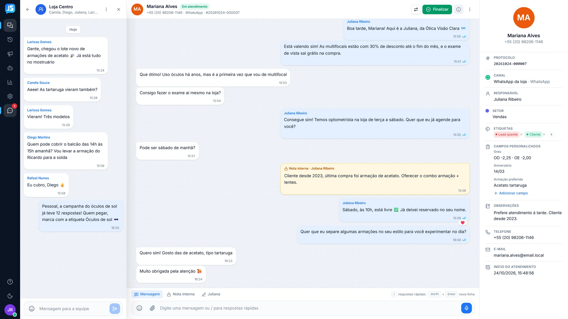 Chat interno da equipe aberto ao lado de um atendimento